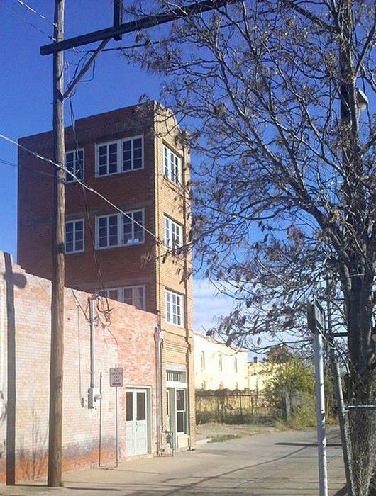 Большой обман и самый маленький небоскреб в мире (6 фото)