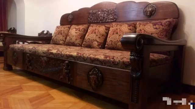 Диван по цене небольшой квартиры (5 фото)