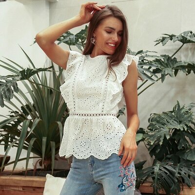 Покупка модной белой блузки в интернет-магазине