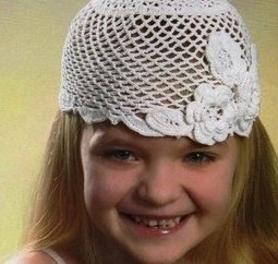 Белая ажурная шапочка