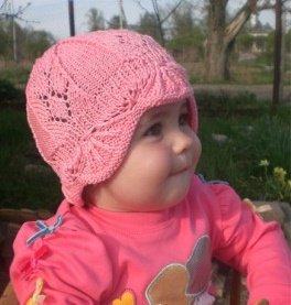 Летняя ажурная шапочка спицами