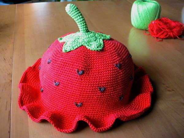 Шляпка-клубничка для девочки 1 год крючком