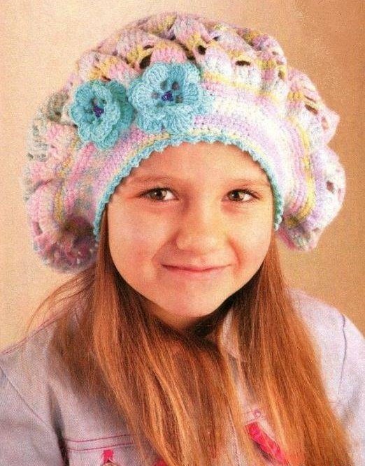 Меланжевый берет для девочки с цветами
