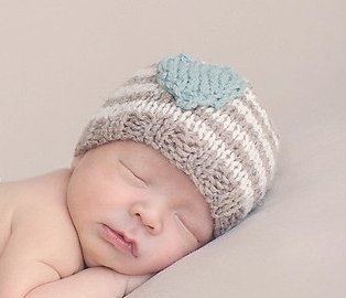 Шапочка в полосочку для новорожденного малыша спицами Шапочка в полосочку для новорожденного малыша спицами