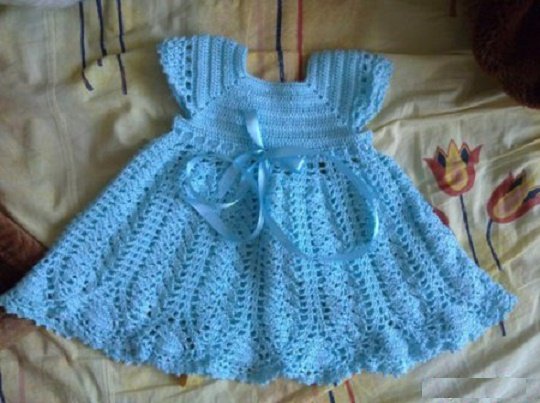 Ажурное голубое платье для девочки крючком