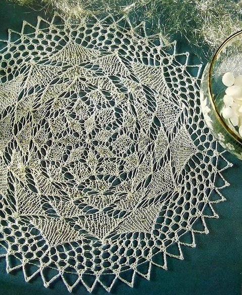 Круглая ажурная салфетка спицами