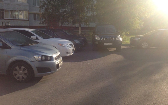 В брянском дворе развернулась парковочная война