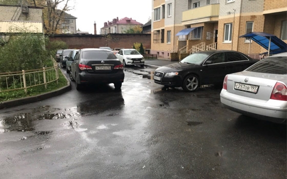 В Брянске закидали яйцами Audi «оленя парковки» В Брянске закидали яйцами Audi «оленя парковки»