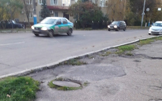 В Брянске женщина сама закрыла люк, в который едва не провалился ее ребенок В Брянске женщина сама закрыла люк, в который едва не провалился ее ребенок