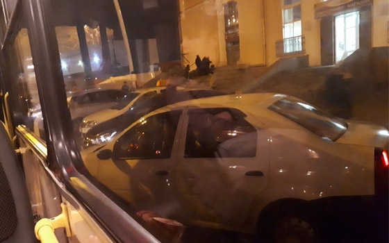 Таксисты перекрыли проезд автобусам у вокзала Брянск I Таксисты перекрыли проезд автобусам у вокзала Брянск I