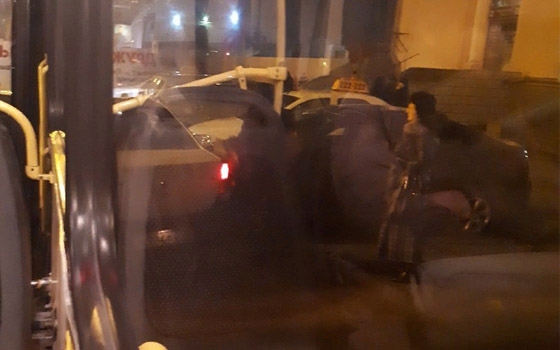 Таксисты перекрыли проезд автобусам у вокзала Брянск I Таксисты перекрыли проезд автобусам у вокзала Брянск I