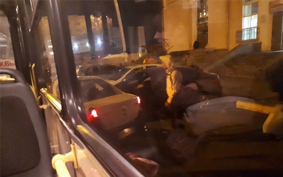 Таксисты перекрыли проезд автобусам у вокзала Брянск I Таксисты перекрыли проезд автобусам у вокзала Брянск I