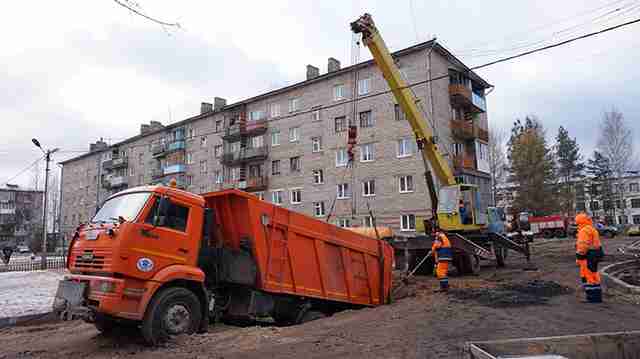 В Вологодской области КамАЗ с асфальтом провалился под землю В Вологодской области КамАЗ с асфальтом провалился под землю