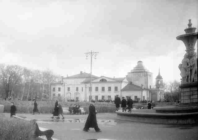 Памятник на площади Революции заменят фонтаном Памятник на площади Революции заменят фонтаном