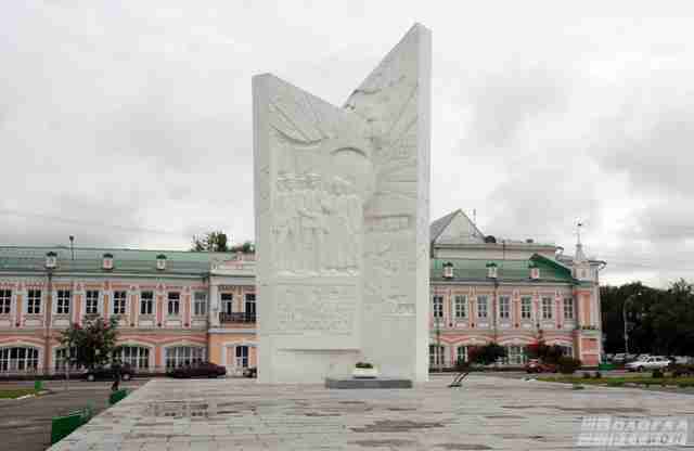 Памятник на площади Революции заменят фонтаном Памятник на площади Революции заменят фонтаном