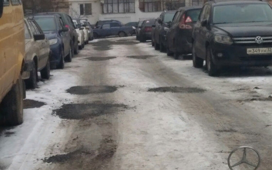 В Брянске коммунальщики отремонтировали снег во дворе В Брянске коммунальщики отремонтировали снег во дворе