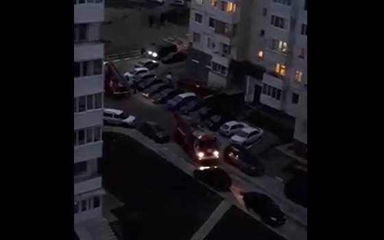 Пожарная машина не проехала по запаркованному двору на улице Брянского Фронта