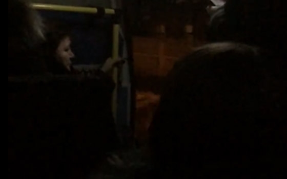 Суровый брянский маршрутчик вез пассажиров с открытой дверью Суровый брянский маршрутчик вез пассажиров с открытой дверью