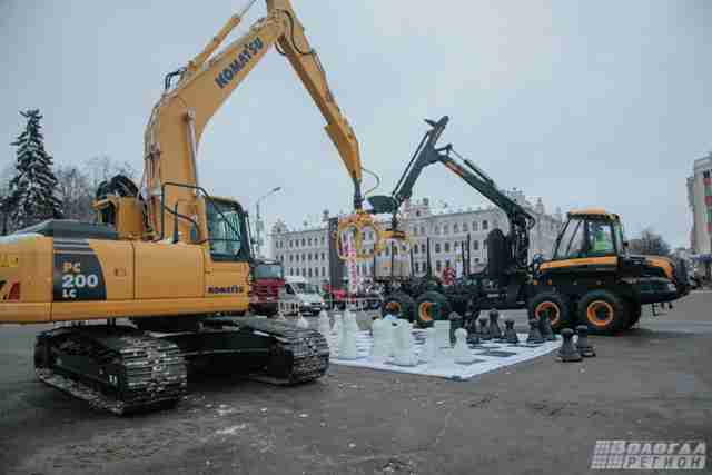 В центре Вологды дети сыграли в шахматы с помощью лесной техники