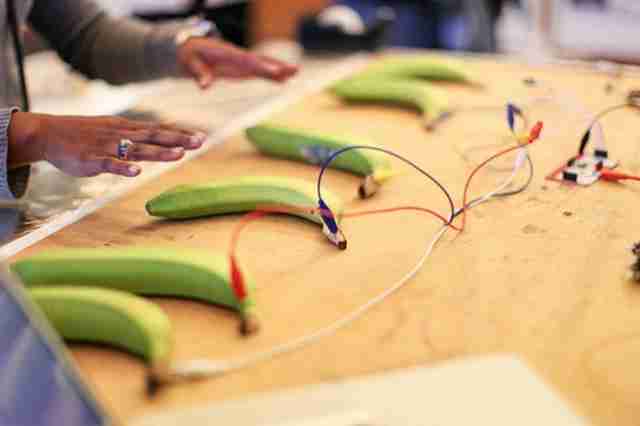 ¡ - MaKey MaKey - управляем чем угодно 266236_475173559182181_794747974_o