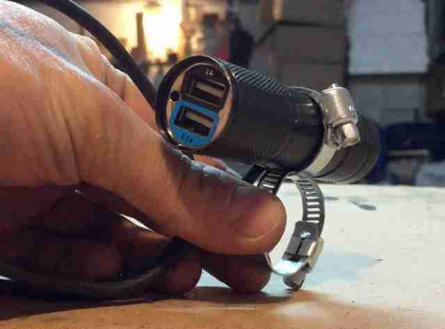 kak-sdelat-vodonepronitsaemyiy-zaryadnyiy-usb-modul-na-mototsikl1