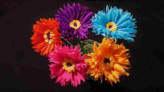 gerbera-iz-gofrirovannoy-bumagi-obemnyie-tsvetyi-iz-bumagi-master-klass