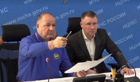 Глава МЧС России Евгений Зиничев провел оперативное совещание по ситуации с пожаром на нефтеперерабатывающем заводе в Москве (видео) Глава МЧС России Евгений Зиничев провел оперативное совещание по ситуации с пожаром на нефтеперерабатывающем заводе в Москве (видео)