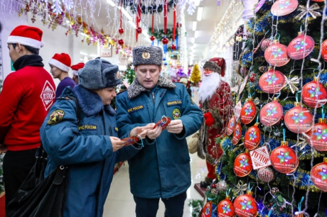 Сотрудники МЧС Якутии присоединились к благотворительной акции «Елка добра» в поддержку детей