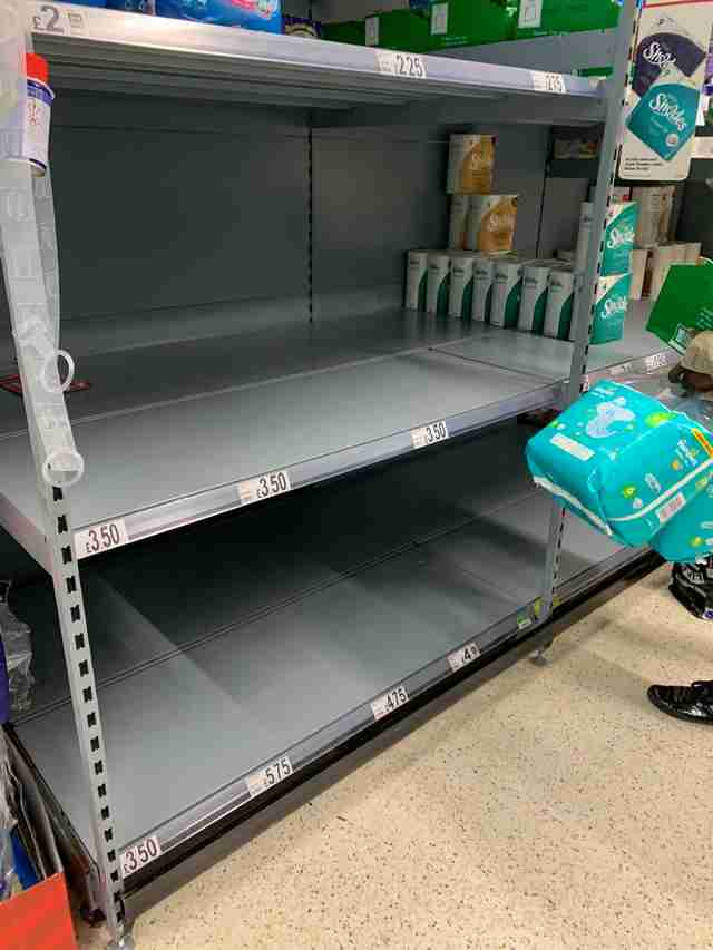 Британцы покупатели опустошают магазины по всей стране (25 фото) Британцы покупатели опустошают магазины по всей стране (25 фото)