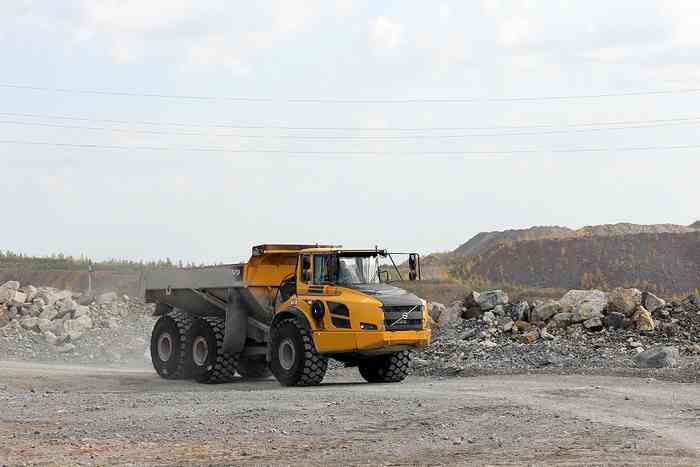жесткорамные и карьерные самосвалы Caterpillar