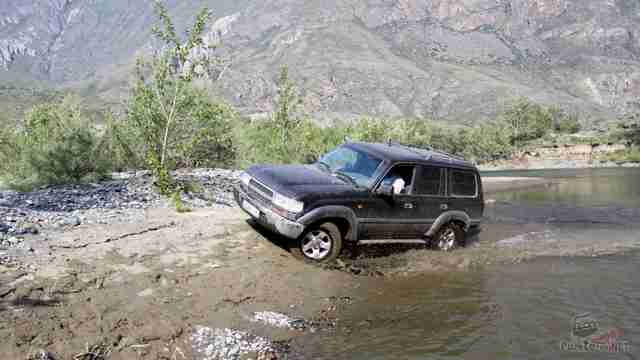Долина Чулышмана Land Cruiser не может заехать на крутой берег