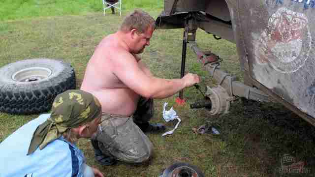 Ремонт военного моста УАЗ в полевых условиях