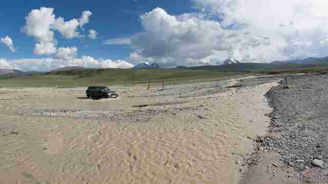 Land Cruiser проезжает брод на плато Укок