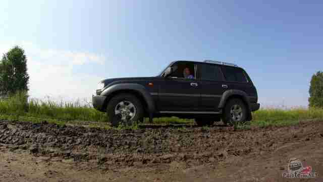Land cruiser объезжает грязь