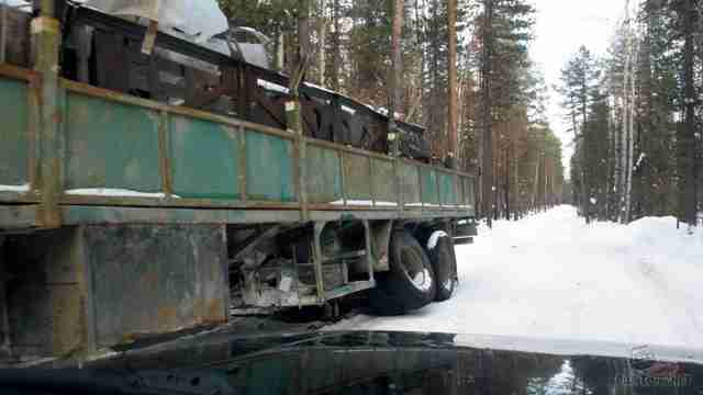 Зимники Томской области Брошенный грузовик на зимнике