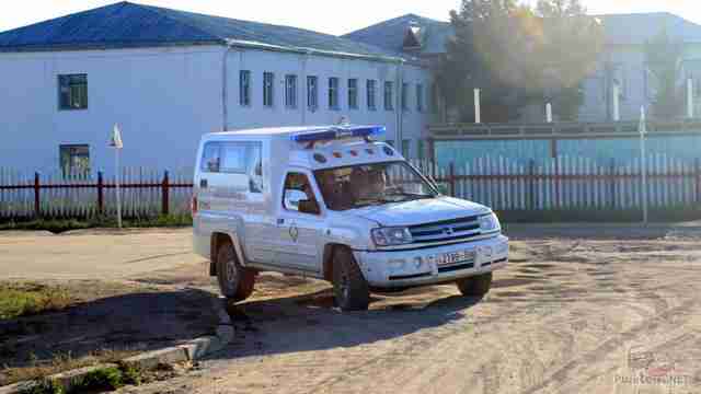 Путешествие по Монголии на Селенгу за Тайменем Фургончик Nissan использующийся как скорая помощь