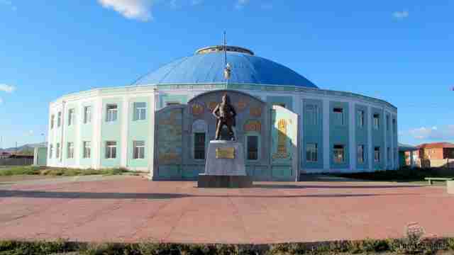Путешествие по Монголии на Селенгу за Тайменем Местный дворец спорта