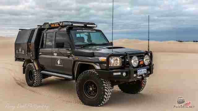 Фото Тойота Лэнд Крузер 70 Экспедиционный вариант пикапа Toyota Land Cruiser double cab доработанный для путешествий