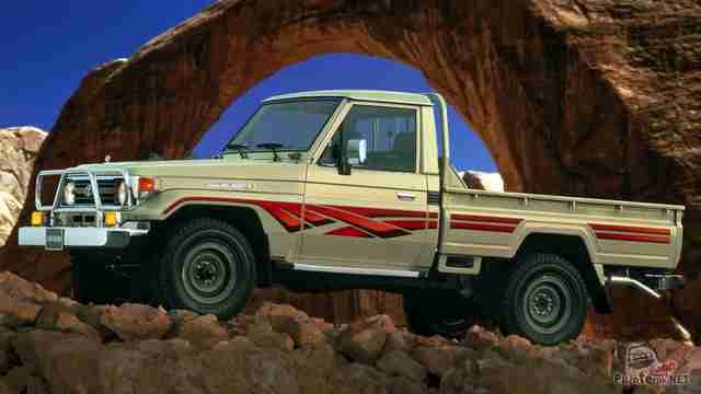 Фото Toyota Land Cruiser Pickup J79 на фоне природной арки