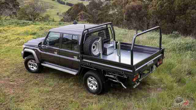 Фото Тойота Лэнд Крузер 70 Toyota Land Cruiser 79 на поляне