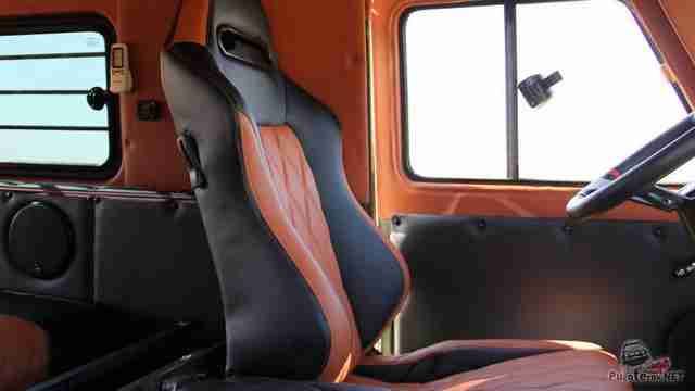 Тюнинг УАЗ Буханка Сиденья RECARO удачно встали в непростой проем Буханки. Они так же обтянуты кожей.