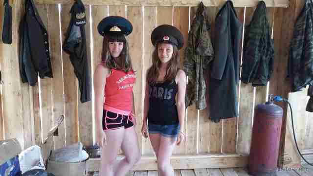 Девочки позируют