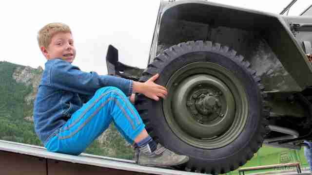 У памятника водителям Чуйского тракта