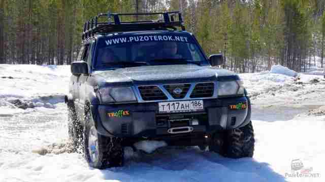 Nissan Patrol на куперах пробивает снежную дорогу весной