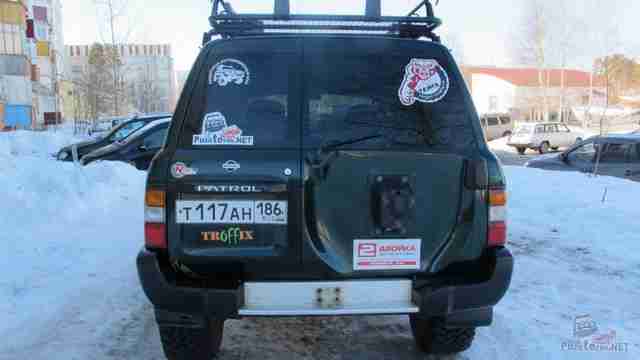 Nissan Patrol вид сзади