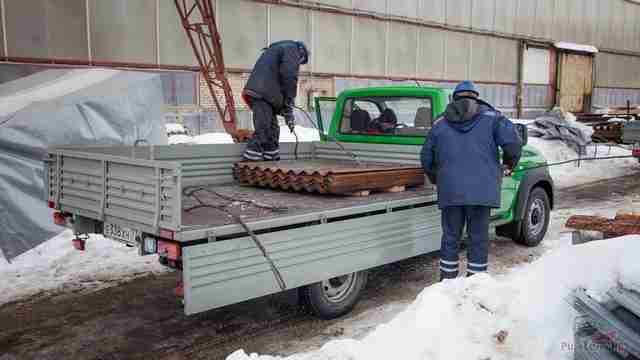 Бортовой УАЗ Профи на погрузке