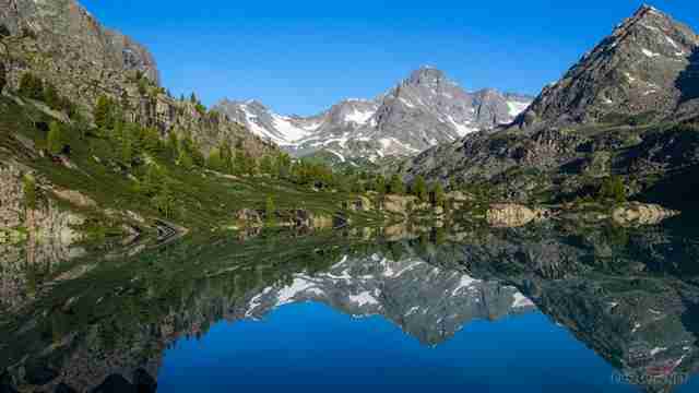 Горы отражаются в воде