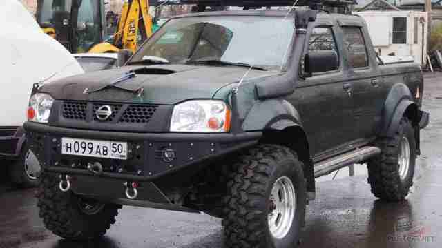 Nissan NP300 с силовым бампером из труб с креплением веткоотбойников