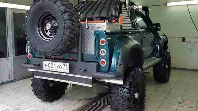 Toyota Tacoma на портальных мостах вид сзади