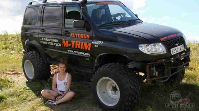 Девушка и УАЗ Патриот на шинах M-trim